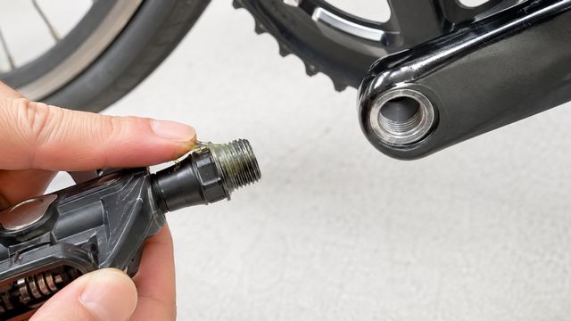 グリスをペダルに塗る